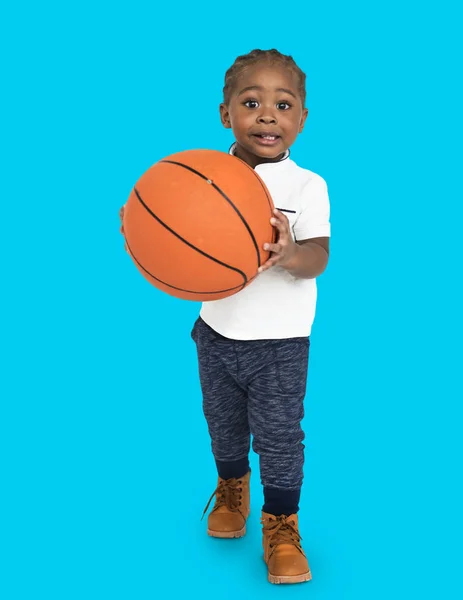 Африканський хлопчик тримає баскетбольний м'яч — стокове фото