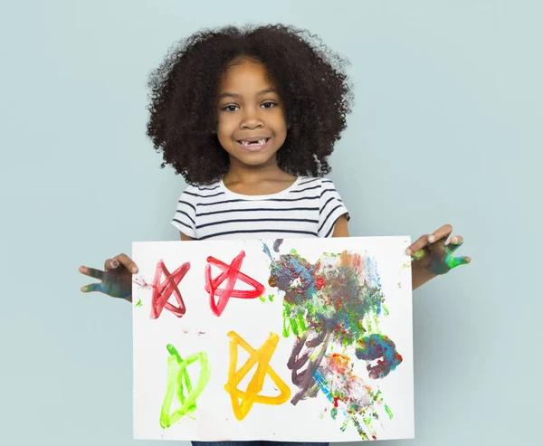 Mädchen hält Papier mit Zeichnung — Stockfoto