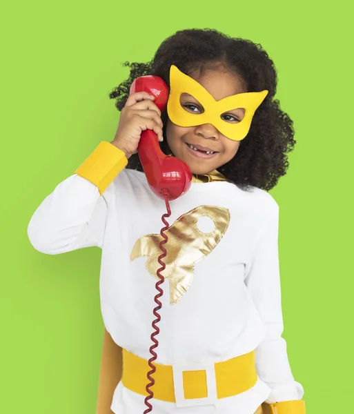 Menina em máscara segurando telefone — Fotografia de Stock