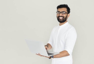 Neşeli Hintli adam holding dizüstü