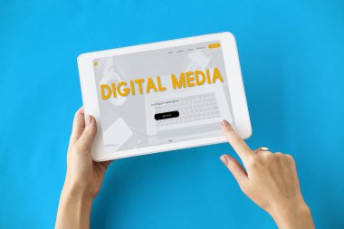 insan elinden tutarak dijital tablet