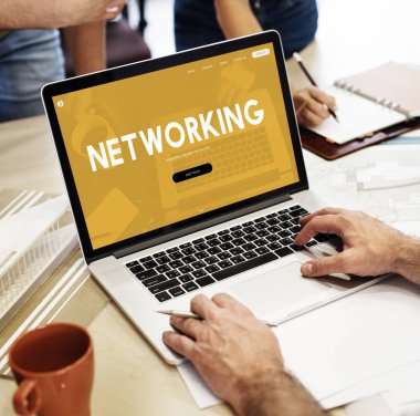 Dizüstü bilgisayarda çalışan adam