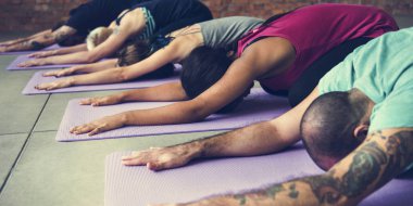 insanlar Yoga esneklik egzersiz yapıyor