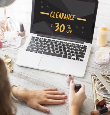 kadın manikür yapma