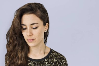 stüdyoda çekici kadın.