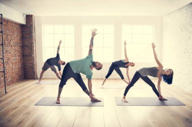 Yoga yapan insanlar.