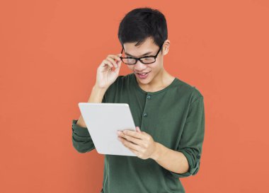 Dijital tablet kullanan adam