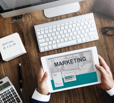 iş kişi dijital tablet kullanma