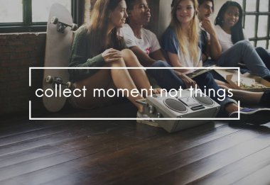 katta oturan ve pizza yemek arkadaşlar