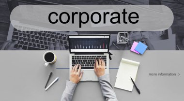 iş adamı dizüstü bilgisayarda çalışıyor