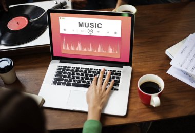 Dizüstü bilgisayarla çalışan kadın