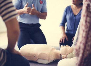 CPR ilk yardım eğitimi öğrenme insanlar