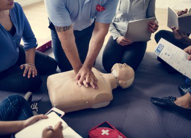 CPR ilk yardım eğitimi öğrenme insanlar