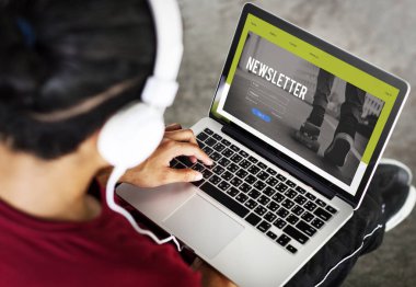 dizüstü bilgisayar istimal ve musi dinlemek adam