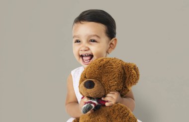 Oyuncak ayıyı tutan kız