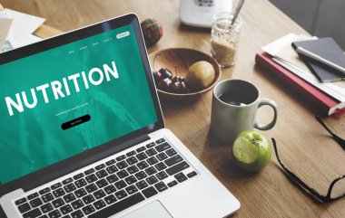 Açık tablo üstünde laptop