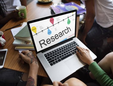 masada dizüstü bilgisayar kullanan kişiler 