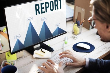 Ofiste çalışan bir iş adamı.