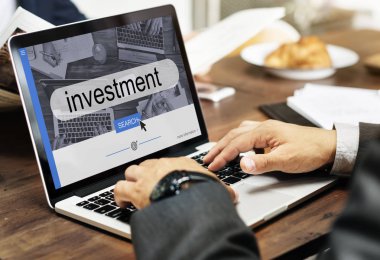 tipik dizüstü klavye üzerinde iş adamı