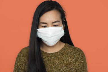 Asyalı kadın koruyucu maske