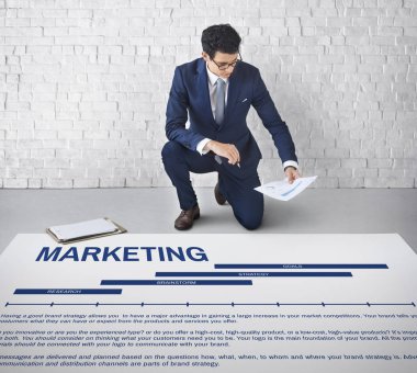 İşadamı belge belgelerle çalışma