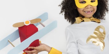  Kağıt uçakla oynayan kız