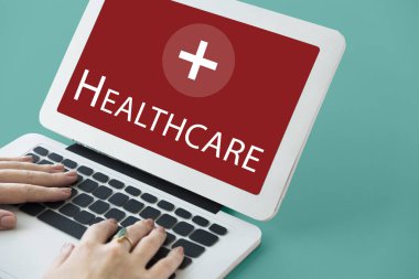 Dizüstü bilgisayarda çalışan kadın