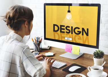 bilgisayar ile çalışan kadın 