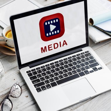 çalışma alanı tablo açılan laptop