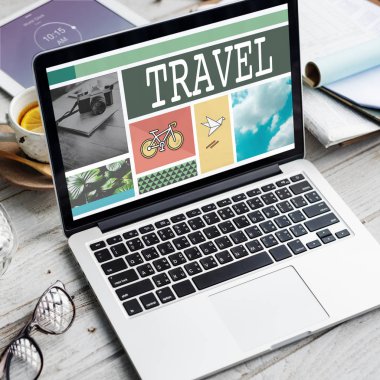 çalışma alanı tablo açılan laptop