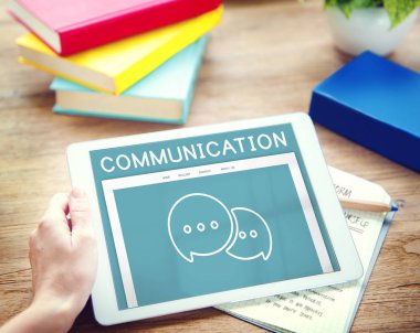 Dijital tablet kullanan kişi