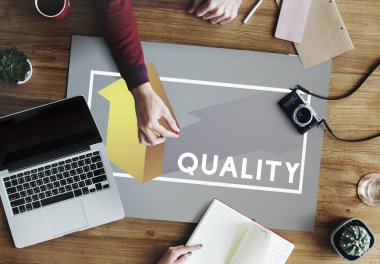 laptop ile masada oturan insanlar