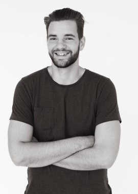 çapraz kollu yakışıklı adam