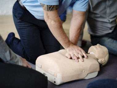 CPR ilk yardım eğitimi öğrenme insanlar