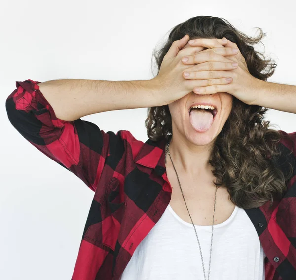 Mujer cerrando los ojos con las manos — Foto de Stock