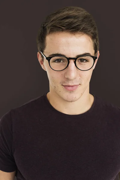 Jeune bel homme dans les lunettes — Photo