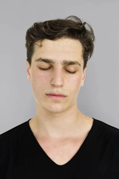 Triste jeune homme aux yeux fermés — Photo