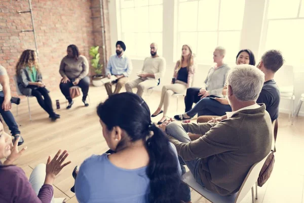 Personen bei der Sitzung im Amt — Stockfoto