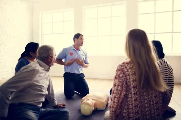 심폐 소생술 응급 처치 교육을 배우는 사람들 — 스톡 사진