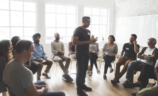 Persone al Meeting in ufficio — Foto Stock