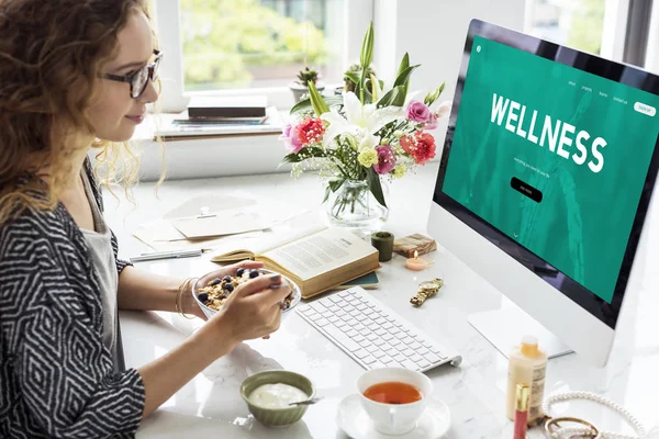 Mujer comiendo muesli — Foto de Stock