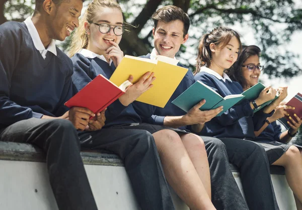 Studenti che leggono libri — Foto Stock