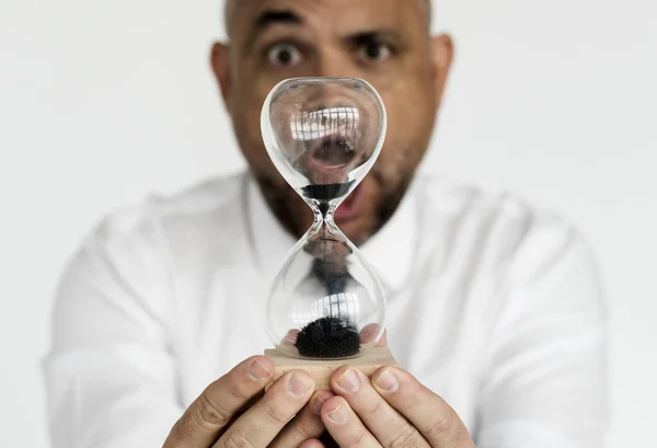 Hombre de negocios sosteniendo reloj de arena —  Fotos de Stock