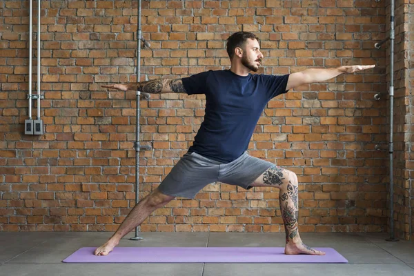 Homem fazendo exercício de ioga — Fotografia de Stock