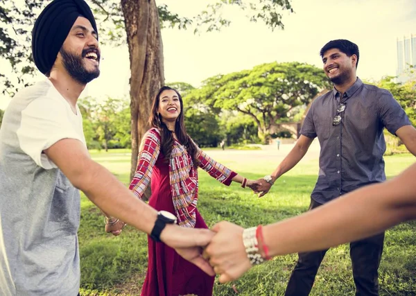 Amici indiani all'aperto nel parco — Foto Stock