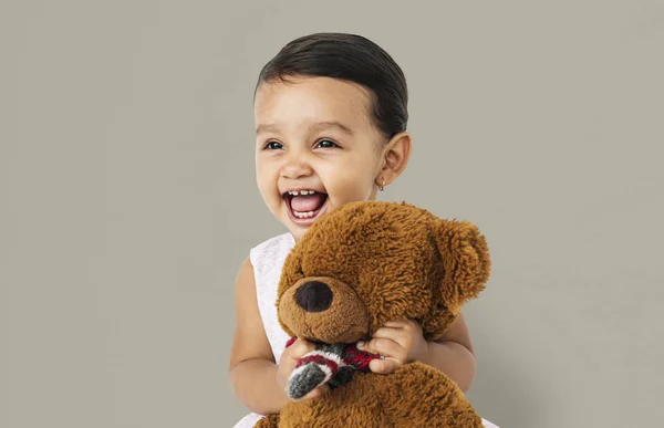 Chica sosteniendo oso de peluche —  Fotos de Stock