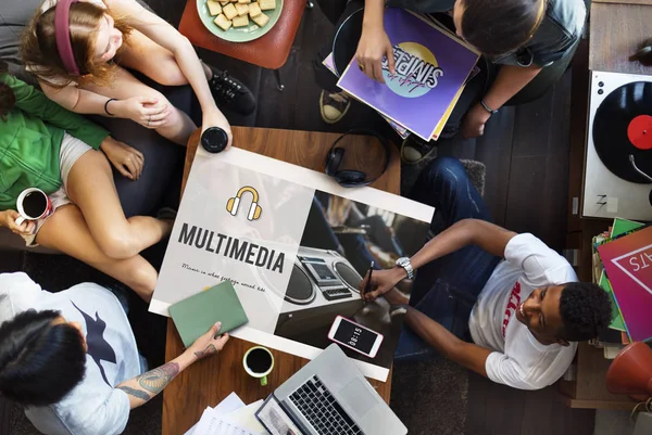 Mejores amigos colgando juntos en la cafetería — Foto de Stock