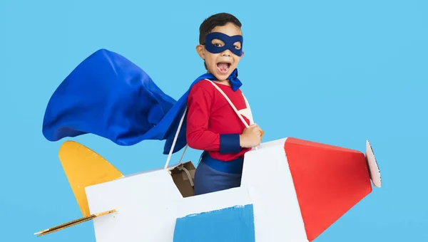 Menino brincando com avião de papel — Fotografia de Stock