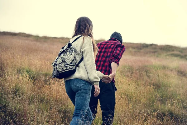 Casal de caminhantes nas montanhas — Fotografia de Stock