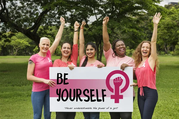 Frauen in rosa Hemden mit Transparent — Stockfoto